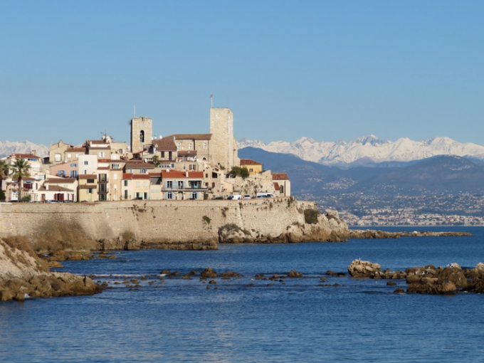 ANTIBES : Réflexion (...)