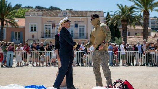 Un saut en parachute aux couleurs du Bleuet de France