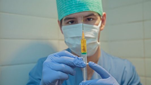 Médecine du travail : Possibilité d'administrer le vaccin Astrazeneca aux salariés de 50 à 64 ans volontaires