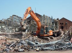 MANDELIEU LA NAPOULE : Démolition d'un bâtiment délabré