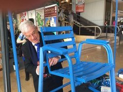 Votre chaise bleue à votre nom vous attend à la Foire de Nice !