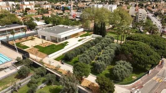 Cannes La Bocca : nouvelle salle des fêtes moderne entourée d'un îlot de verdure