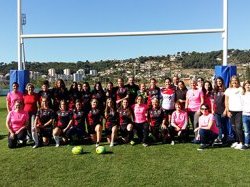 Les Elles d'Azur de la Caisse d'Epargne offrent deux chèques de 500 euros à deux clubs de rugby féminin de Nice et Six-Fours