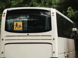 Roquefort les Pins : avis de marché pour le transport scolaire, parascolaire ou associatif