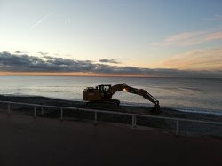 Les plages de la Ville de Nice se préparent à la saison estivale avec l'opération annuelle d'engraissement