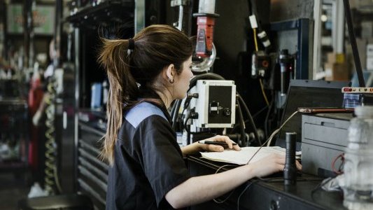 Un Guide de bonnes pratiques innovantes en matière d'Egalité Femmes-Hommes dans les Entreprises du secteur industriel 