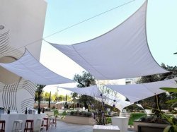 Le Jardin Ephémère de l'hôtel Renaissance Aix-en-Provence : un espace lounge, une terrasse, un écrin de verdure pour un nouveau rendez-vous aixois.