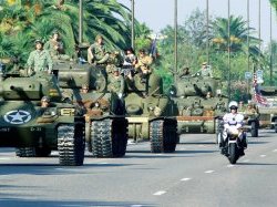 Commémorations, défilé et exposition d'objets militaires 