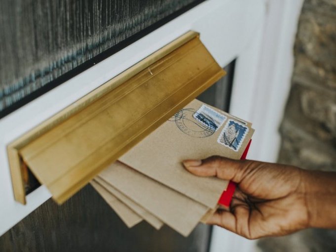 La Poste présente son (...)