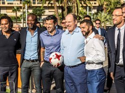 Luís Figo et Albert II s'essayent au Teqball lors du Sportel