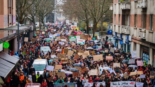 Droit de manifester : le Conseil d'État borde les restrictions "sanitaires"