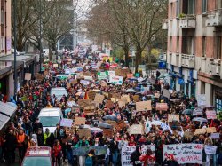 Droit de manifester : le Conseil d'État borde les restrictions "sanitaires"