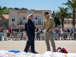 Un saut en parachute aux couleurs du Bleuet de France