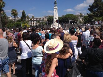 Foule imposante sur la Promenade pour l'hommage aux victimes