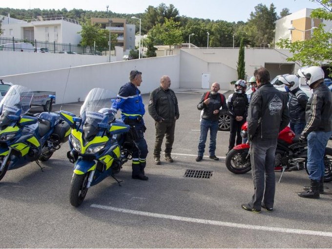 Avec la gendarmerie, (...)