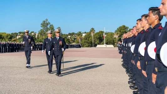 Au Pôle Écoles Méditerranée, présentation aux drapeaux des élèves et du personnel