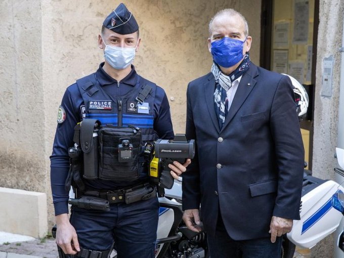 2 motos de police pour