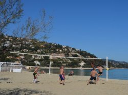 Au Lavandou, c'est déjà l'été sur les plages !