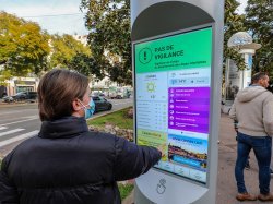 Cannes installe la première borne numérique d'information sur les risques majeurs en France