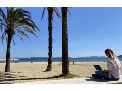 Au Lavandou, la tête au bureau, les pieds en vacances !