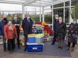 Le golf de Valgarde et la SAGEM offrent des denrées alimentaires à l'épicerie étudiante